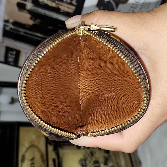 Louis Vuitton round coin pouch. - Picture 8 of 13